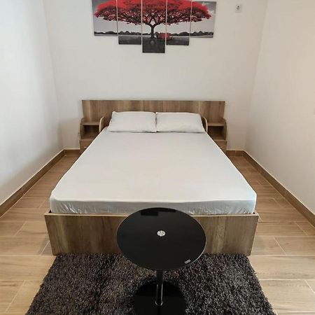 Militari Studio Roşu Εξωτερικό φωτογραφία
